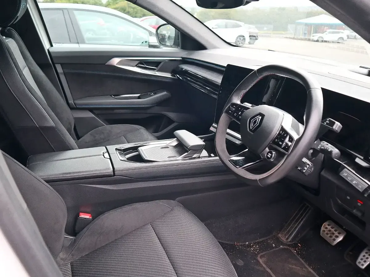 Used Renault Austral Techno Esprit Alpine 200 HP (147 kW) 2024 White/black SUV