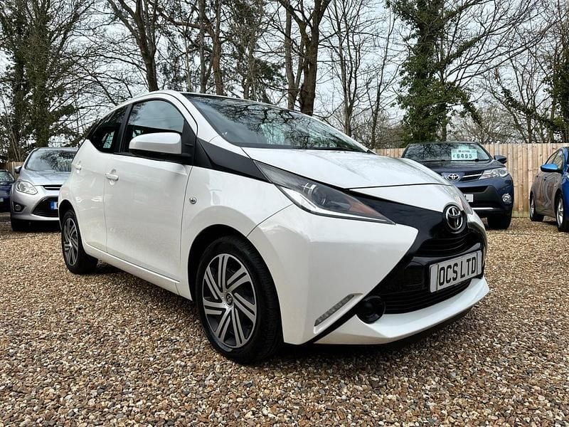 Used Toyota Aygo X-play 69 HP (50 kW) 2015 White Hatchback