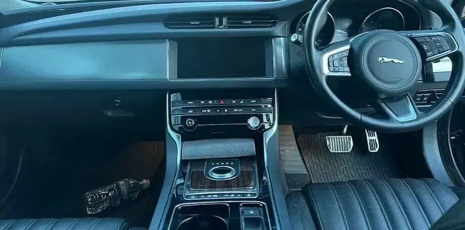 Second-hand Jaguar XF Portfolio 163 CP (119 kW) 2019 Negru Berlinǎ