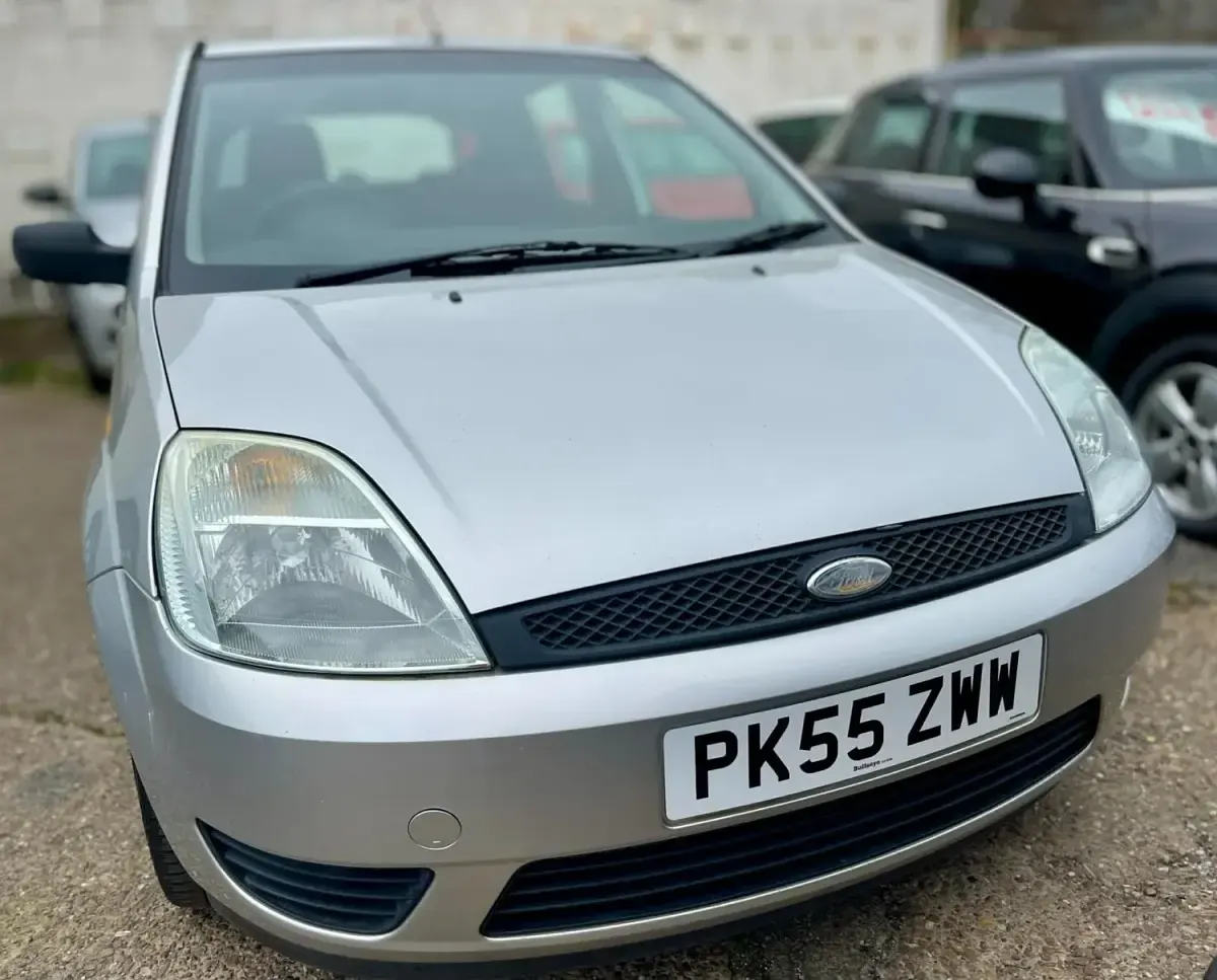 Usado Ford Fiesta Style 75 HP (55 kW) 2005 Prateado Citadino