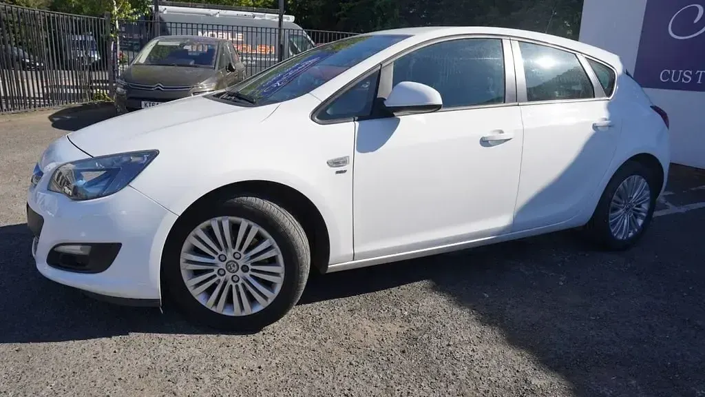 Gebraucht Vauxhall Astra 110 PS (80 kW) 2013 Weiß Kleinwagen