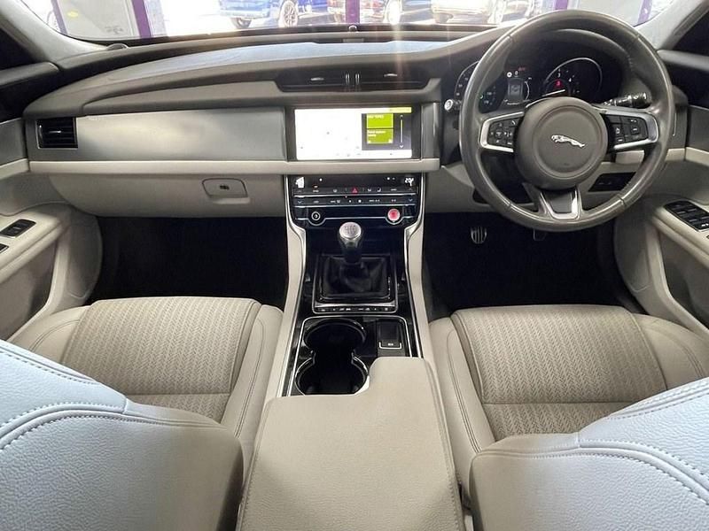 Gebraucht Jaguar XF Prestige 163 PS (119 kW) 2019 Rot Limousine