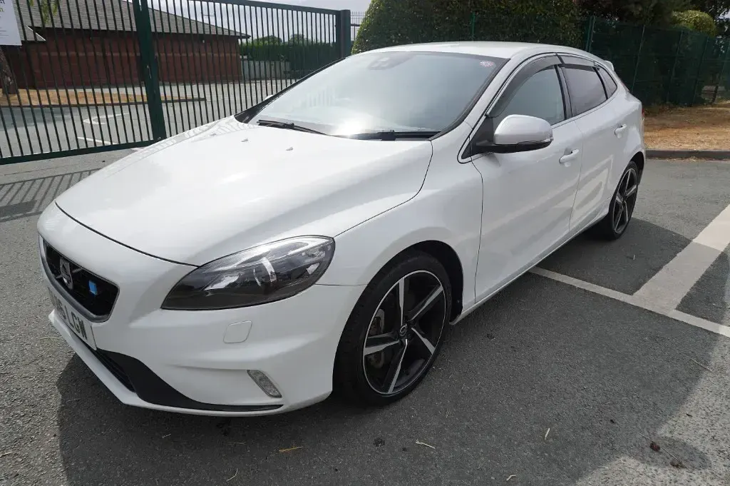 Used Volvo V40 R-Design 245 HP (180 kW) 2016 White Hatchback