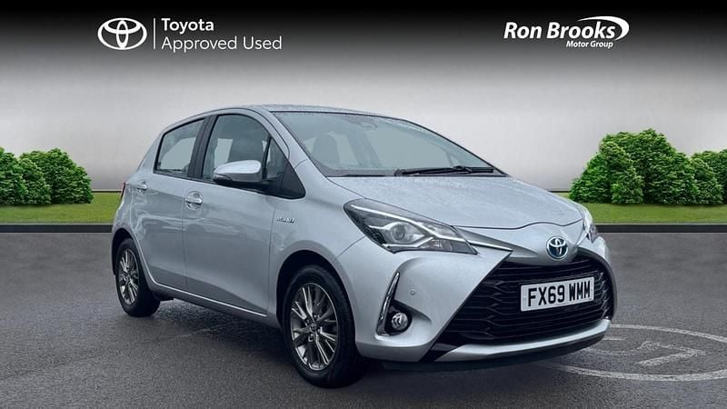 Silver Used 2019 Toyota Yaris Hybrid Hatchback | £12,825 (Good price) - Image 1/4