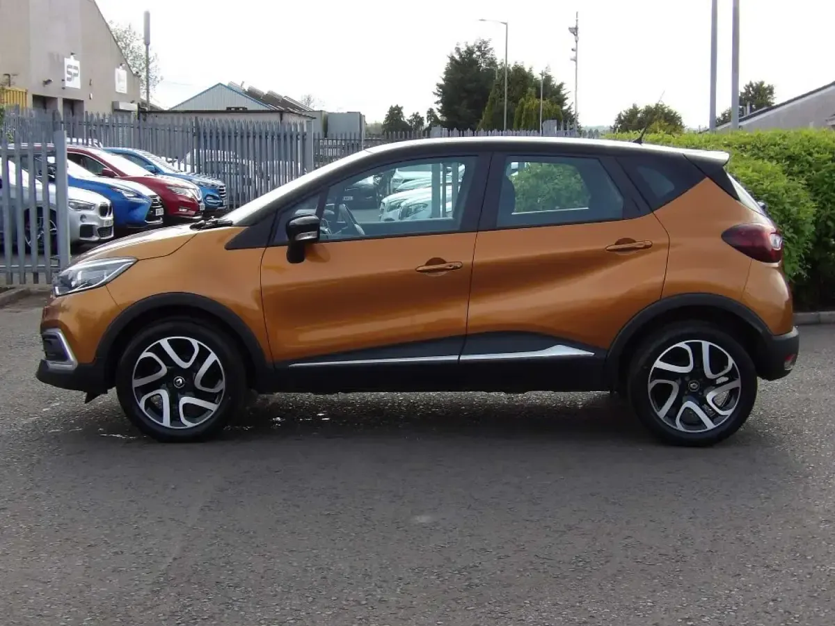 Used Renault Captur Dynamique 90 HP (66 kW) 2017 Orange and black SUV