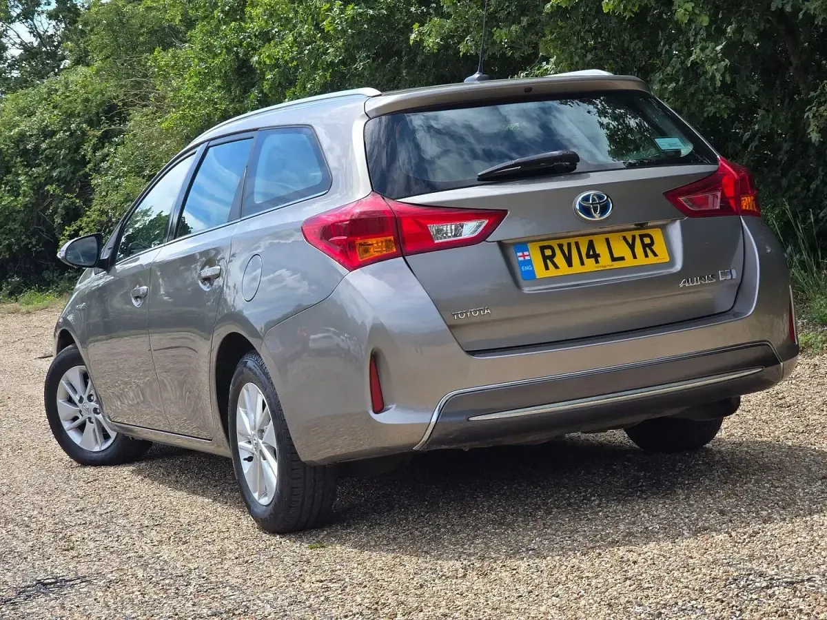 Used Toyota Auris Hybrid 136 HP (100 kW) 2014 Bronze Estate