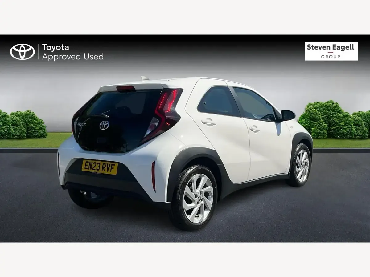 Used Toyota Aygo X PURE 72 HP (52 kW) 2023 White SUV