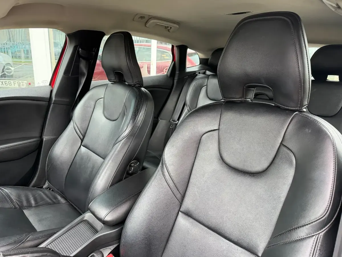 Used Volvo V40 SE Lux 2016 Red Hatchback