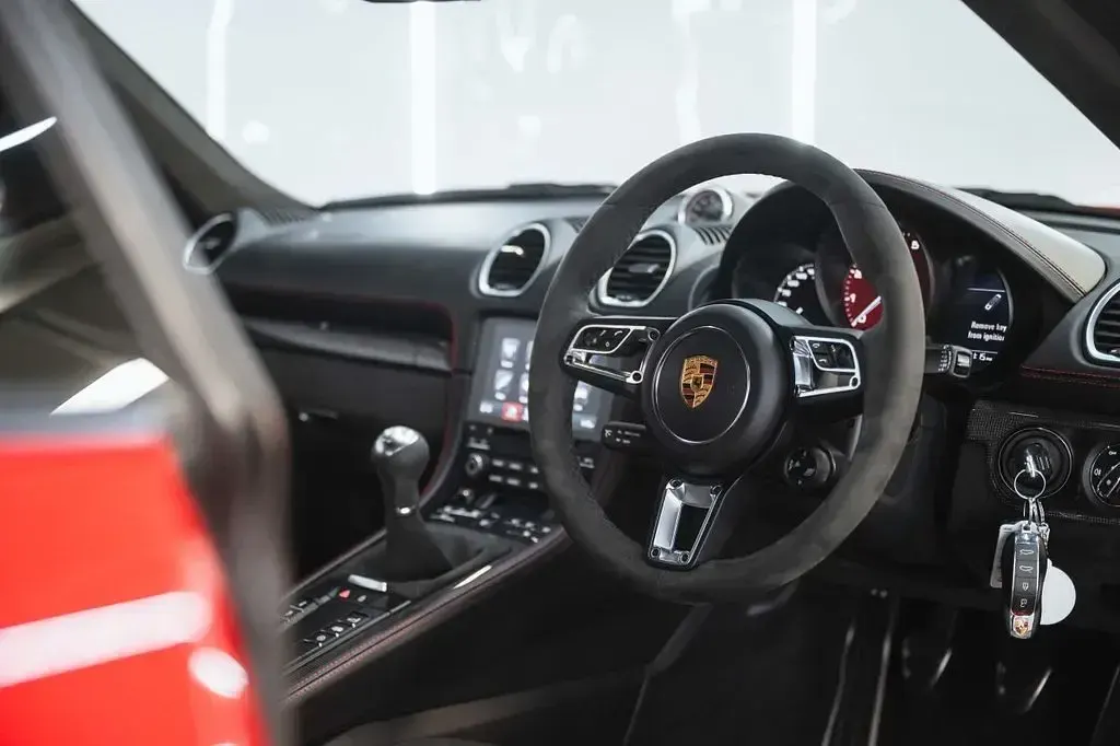 Used Porsche 718 Cayman 400 HP (294 kW) 2022 Red Coupe