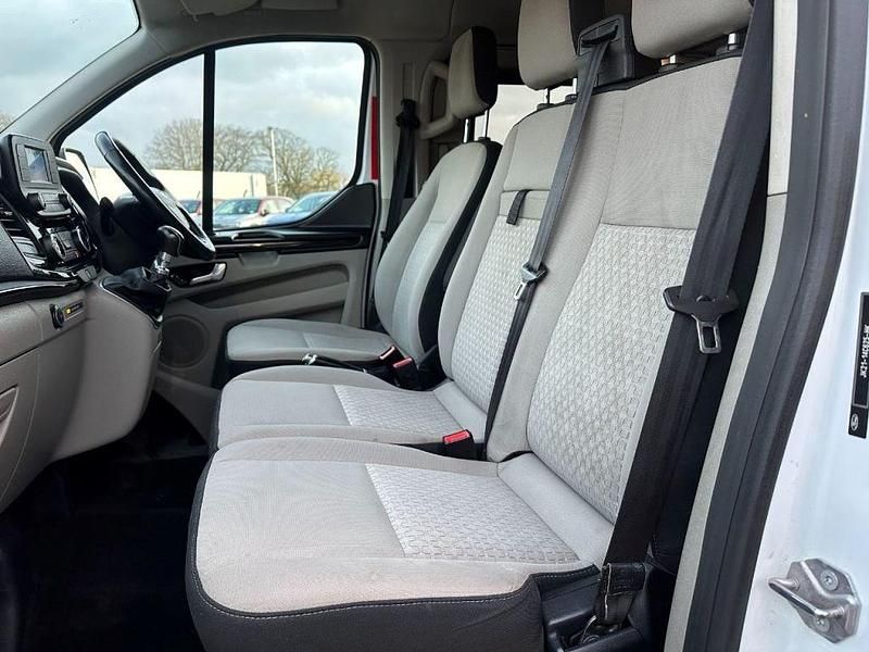 Used Ford Tourneo Custom Zetec 130 HP (95 kW) 2019 White Van