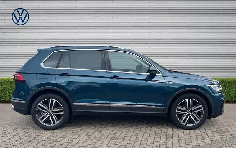 Begagnad VW Tiguan Elegance 150 HK (110 kW) 2023 Blå SUV