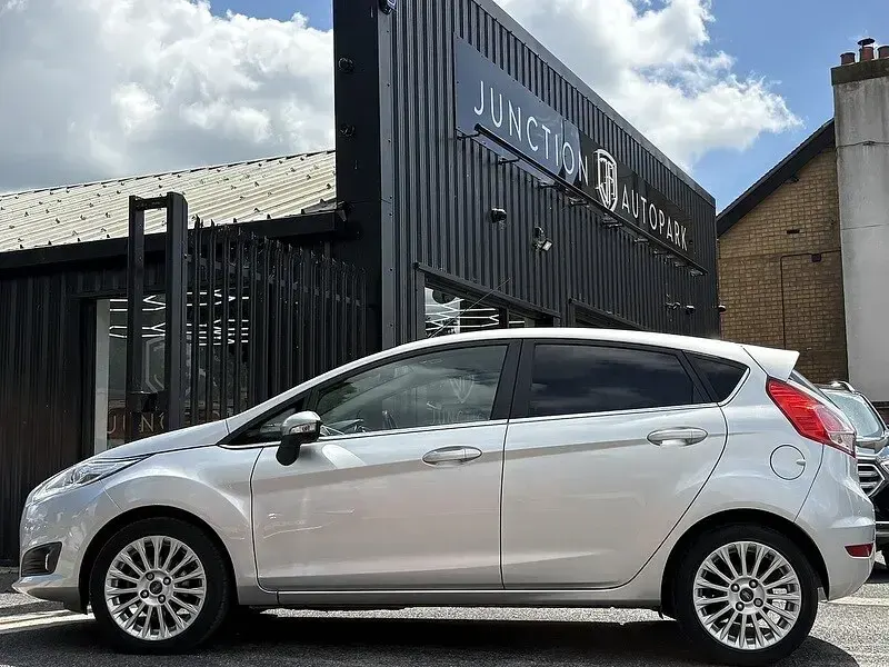 Used Ford Fiesta Titanium 125 HP (91 kW) 2013 Silver Hatchback