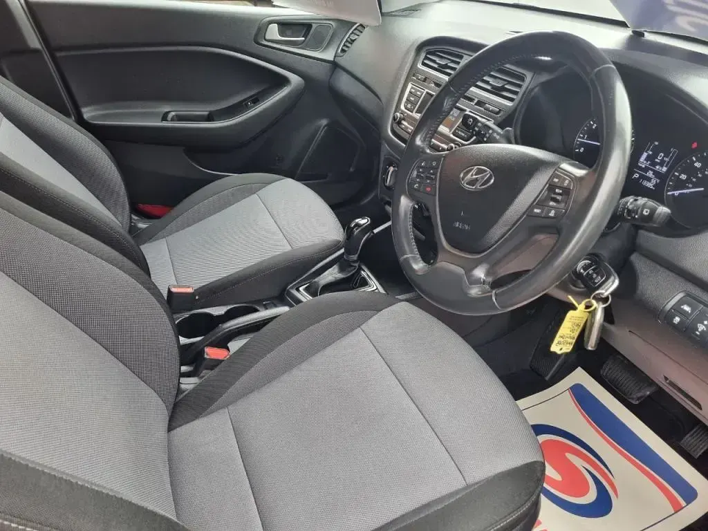 Używany Hyundai i20 SE 100 KM (73 kW) 2018 Czerwony Hatchback
