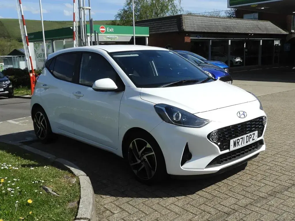 Used Hyundai i10 Premium 67 HP (49 kW) 2021 Polar white Hatchback