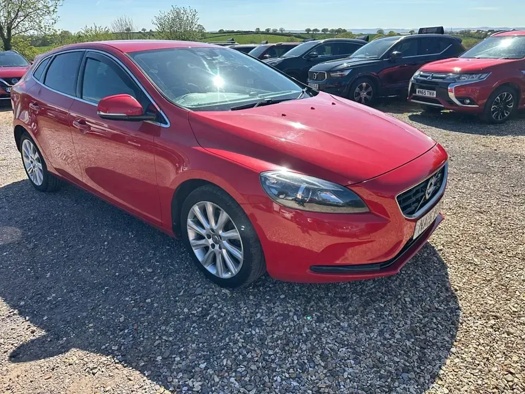 Begagnad Volvo V40 SE Lux 190 HK (139 kW) 2015 Röd Halvkombi