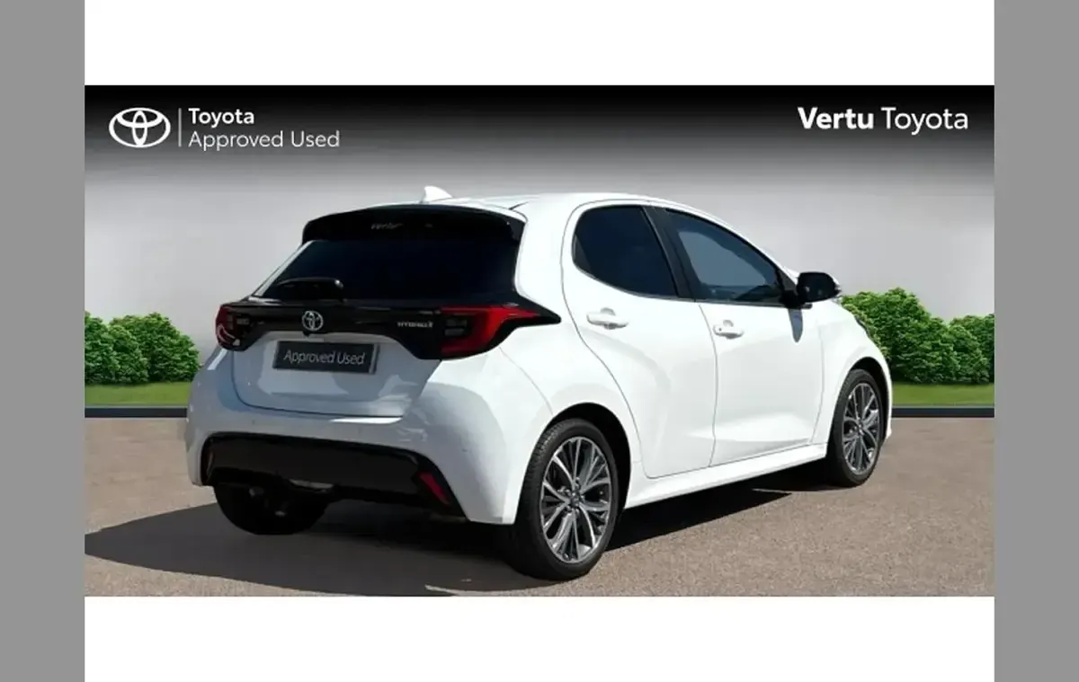 Used Toyota Yaris 116 HP (85 kW) 2022 White Hatchback
