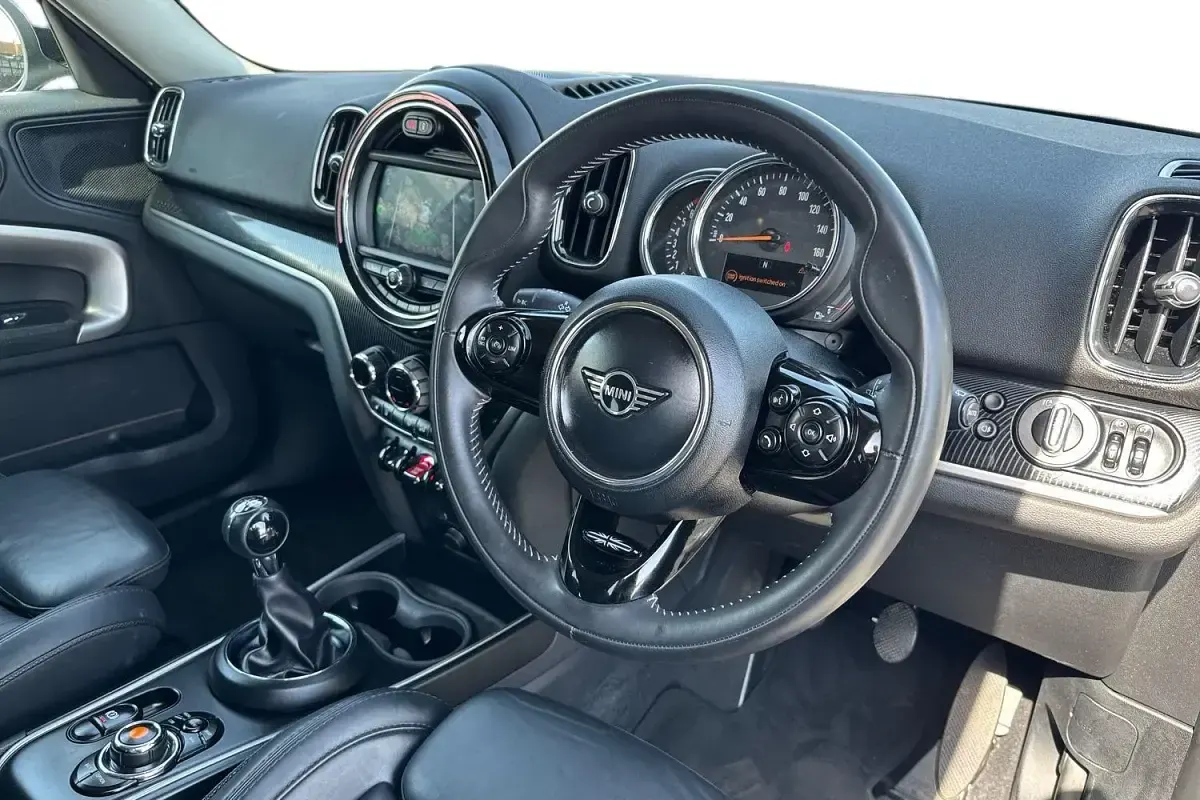 Usado Mini Cooper Exclusive 136 CV (100 kW) 2019 Blanco Utilitario