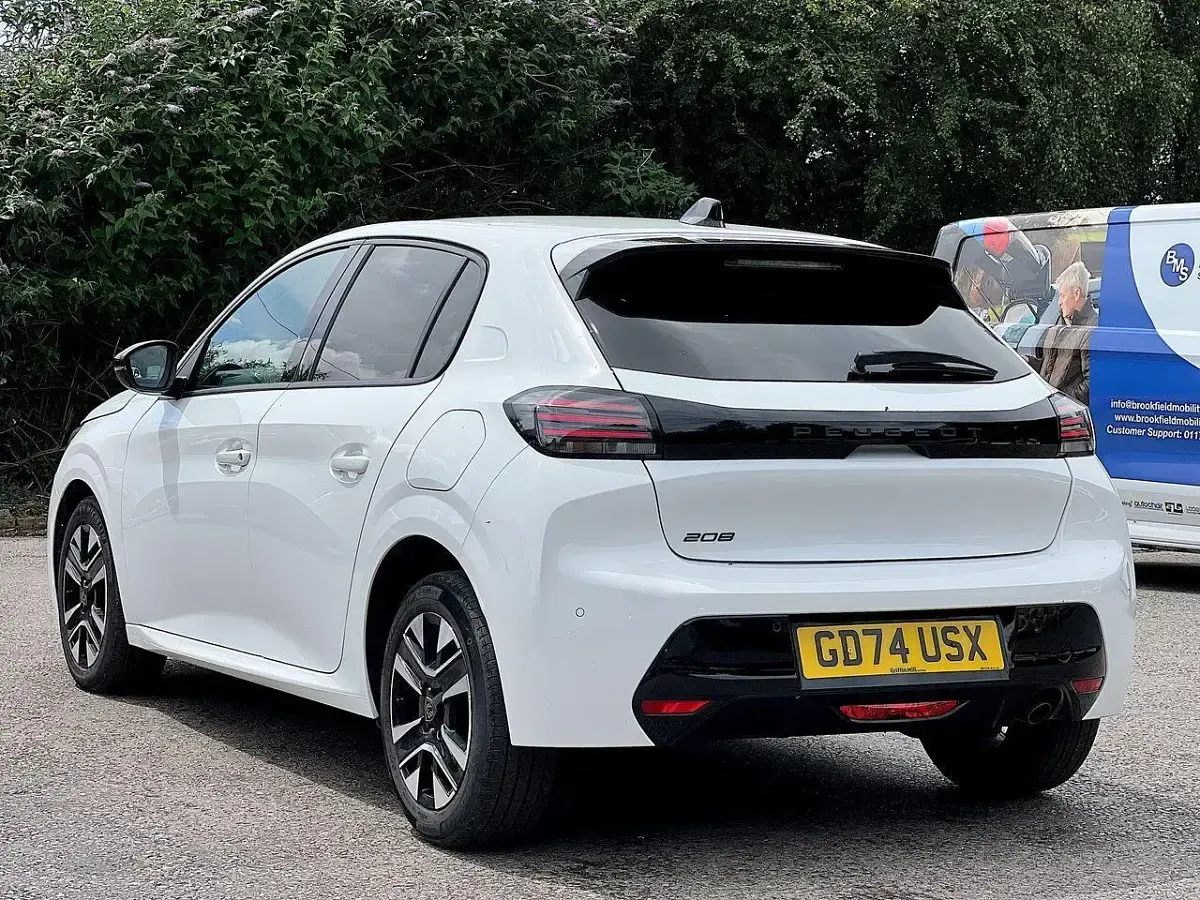 Used Peugeot 208 Allure 99 HP (72 kW) 2025 White Hatchback