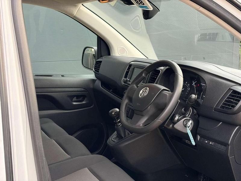 Used Vauxhall Vivaro S 100 HP (73 kW) 2024 White MPV