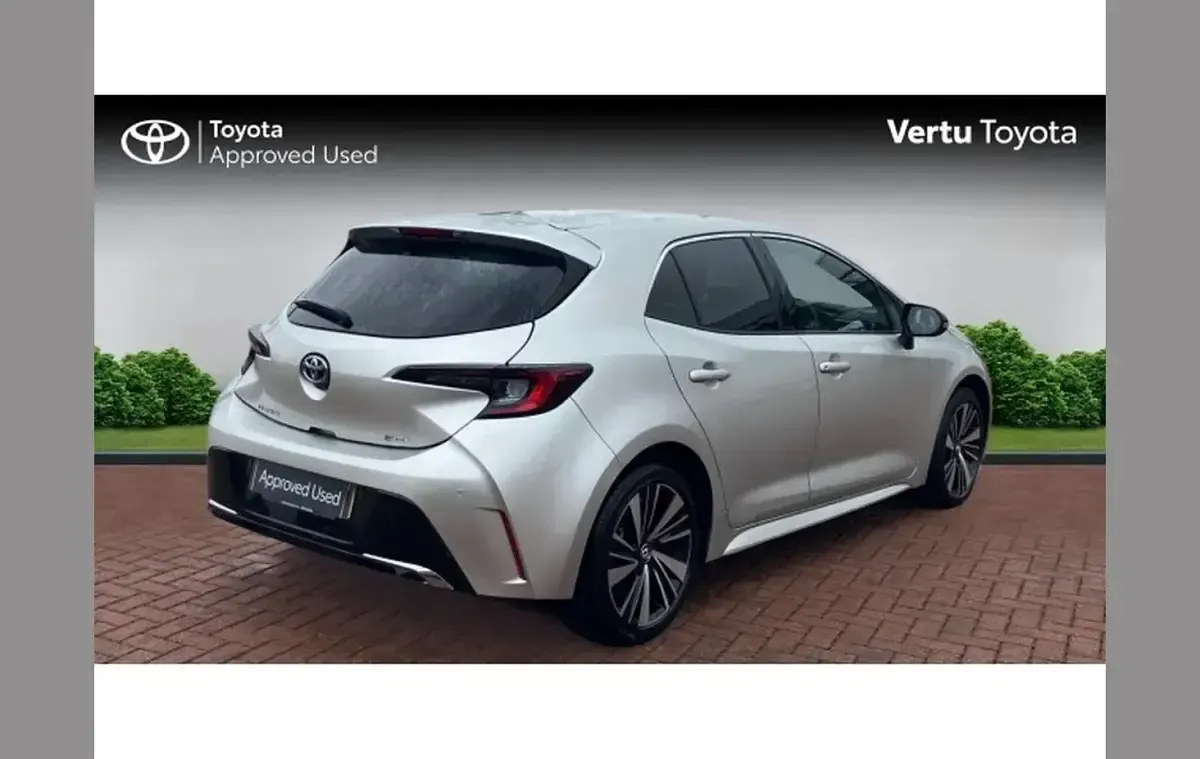 Used Toyota Corolla Design 140 HP (102 kW) 2025 Silver Hatchback