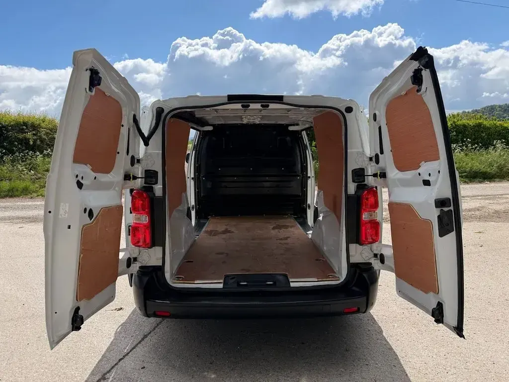 Used Vauxhall Vivaro 150 HP (110 kW) 2024 White MPV