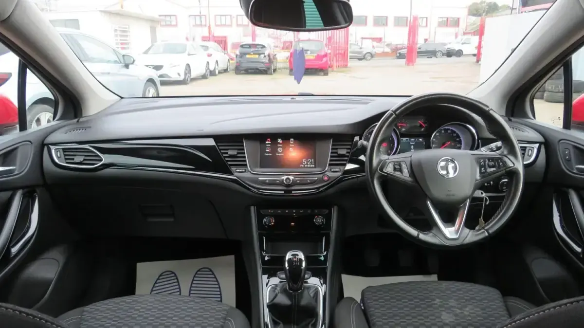 Begagnad Vauxhall Astra SRi 2019 Röd Halvkombi