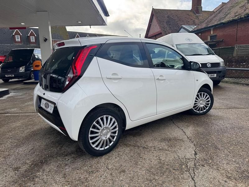 Used Toyota Aygo X-play 2020 White Hatchback