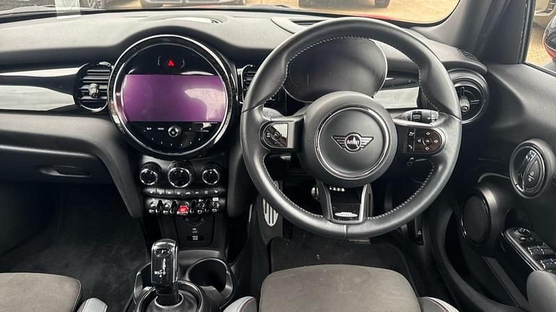 Used Mini Cooper Hatch 134 HP (98 kW) 2021 Red Hatchback