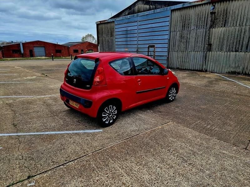 Used Peugeot 107 68 HP (50 kW) 2011 Red Hatchback