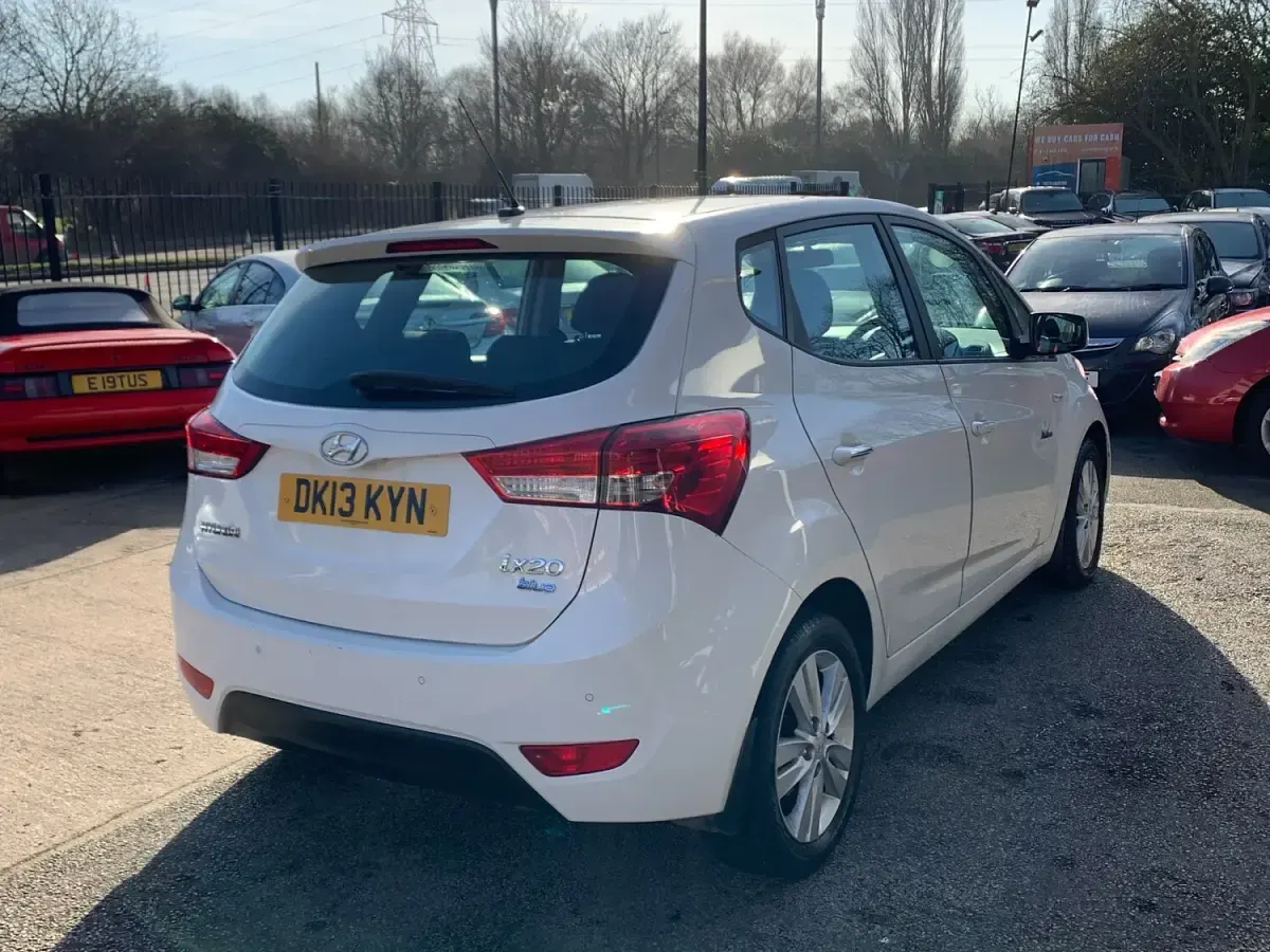 Used Hyundai ix20 Active 113 HP (83 kW) 2013 White Hatchback