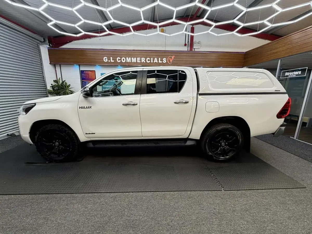 Used Toyota HiLux Luxury 150 HP (110 kW) 2023 White Pickup