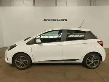 Used Toyota Yaris Hybrid 100 HP (73 kW) 2020 White Hatchback