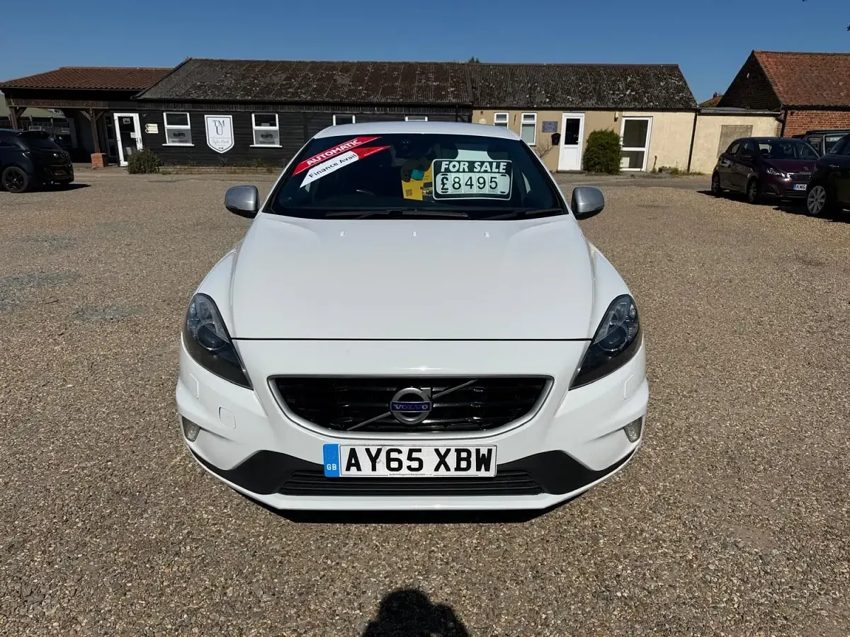 Used Volvo V40 R-Design 190 HP (139 kW) 2015 White Hatchback
