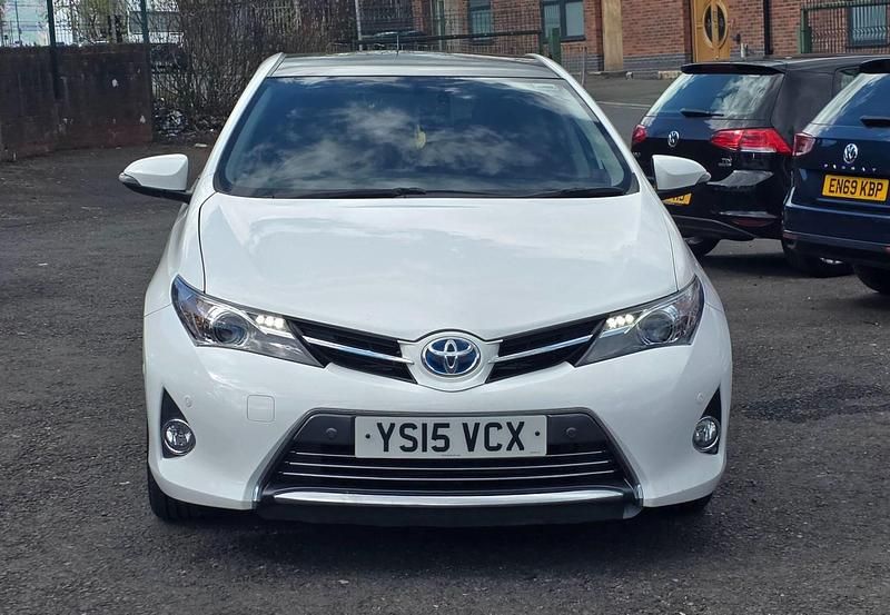 Used Toyota Auris Hybrid 2015 White Hatchback