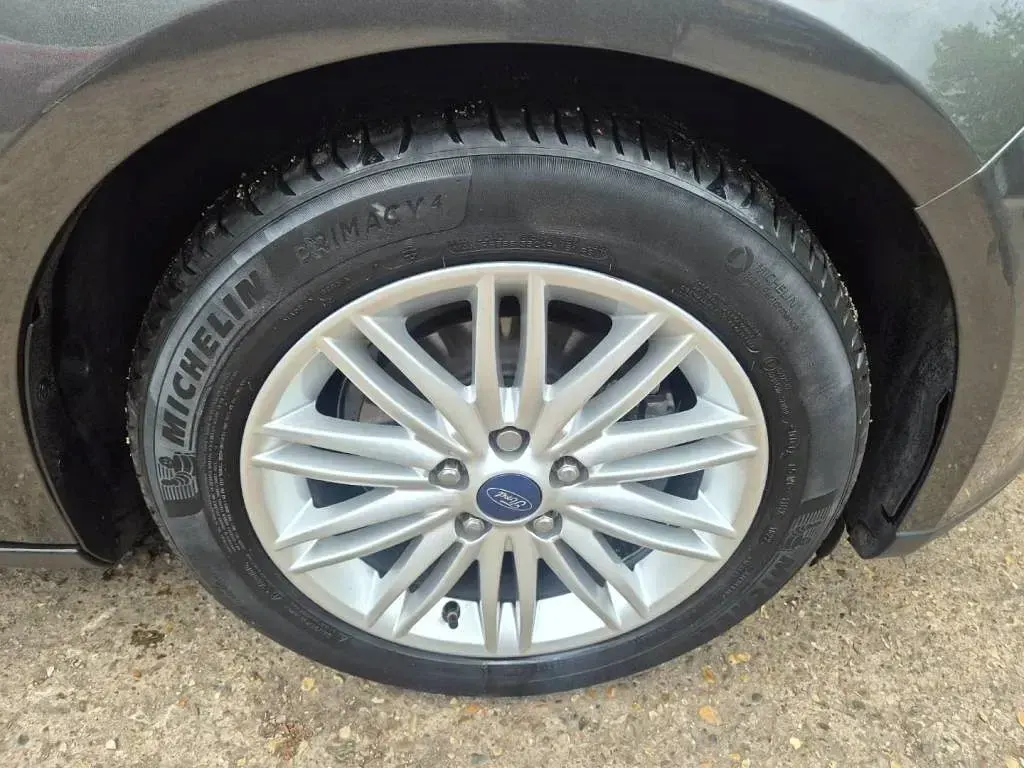 Usado Ford Focus Zetec 125 HP (91 kW) 2018 Cinzento Citadino