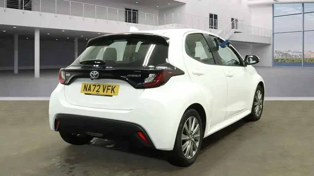 Used Toyota Yaris Hybrid 116 HP (85 kW) 2022 White Hatchback
