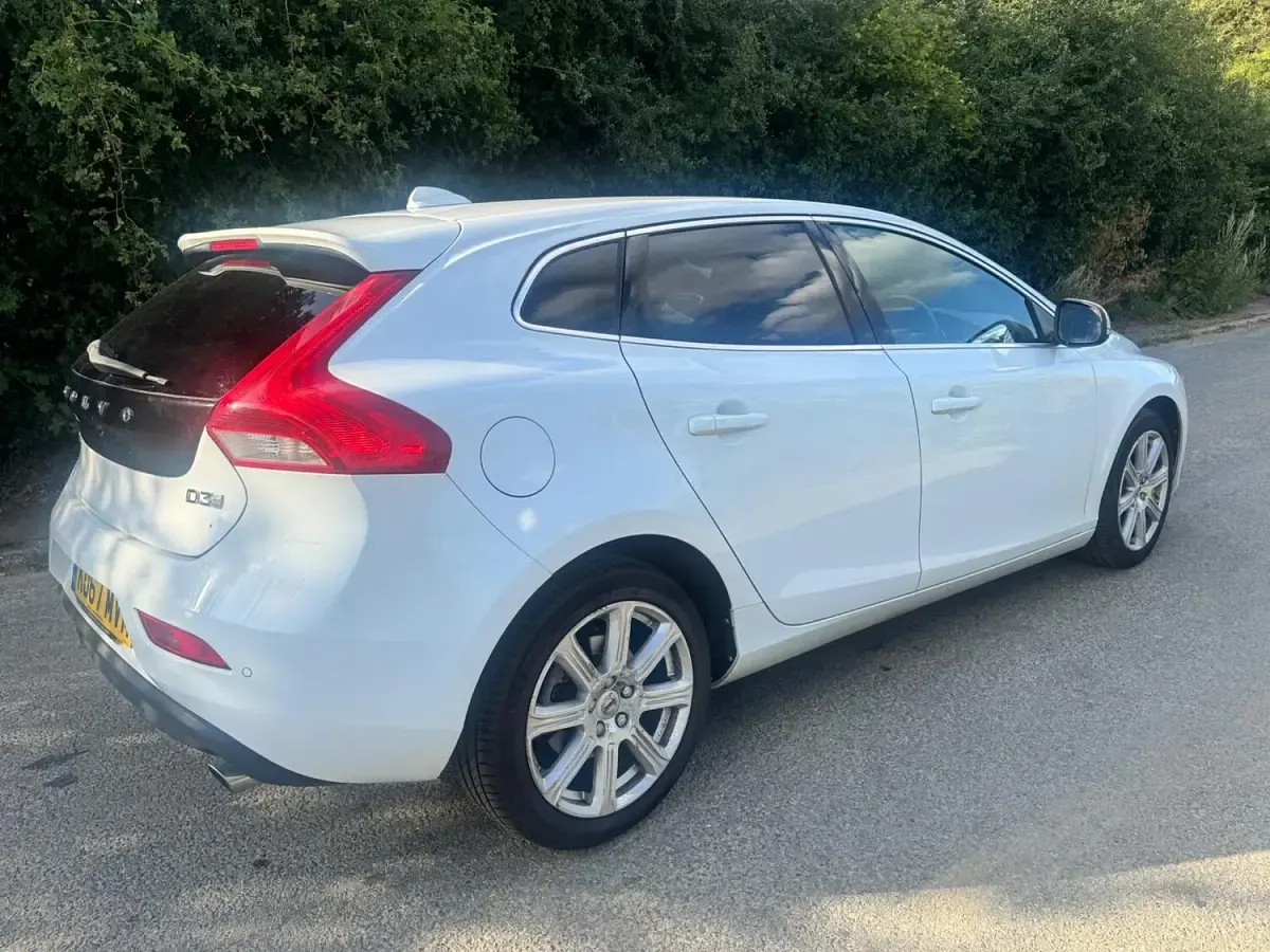 Used Volvo V40 Inscription 150 HP (110 kW) 2018 White Hatchback