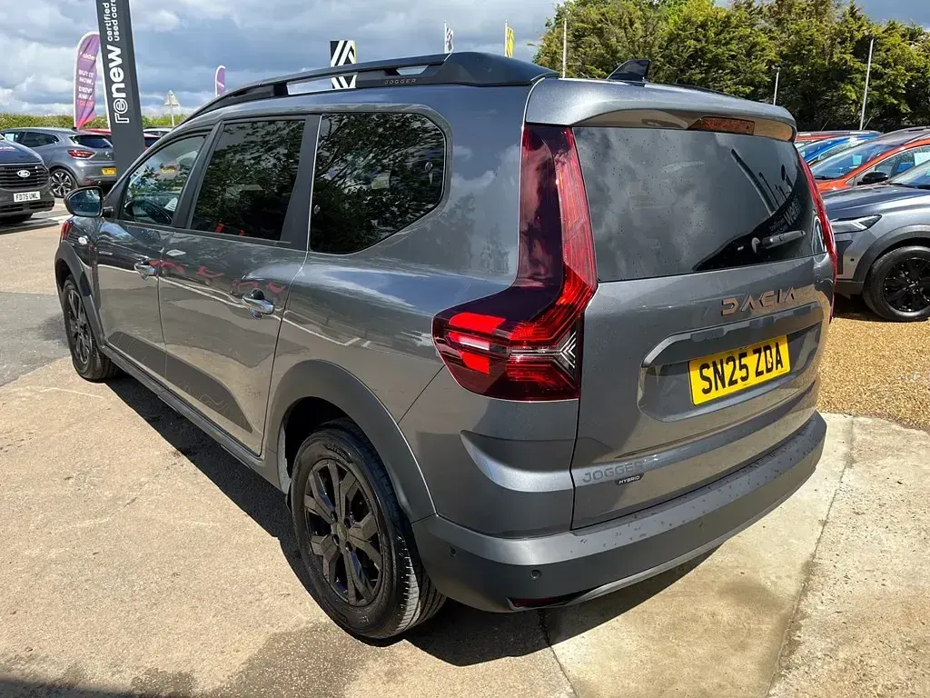 Używany Dacia Jogger Extreme 141 KM (103 kW) 2025 Szary Minivan