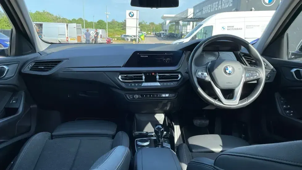 Used BMW 118 Sport Line 134 HP (98 kW) 2021 White Hatchback