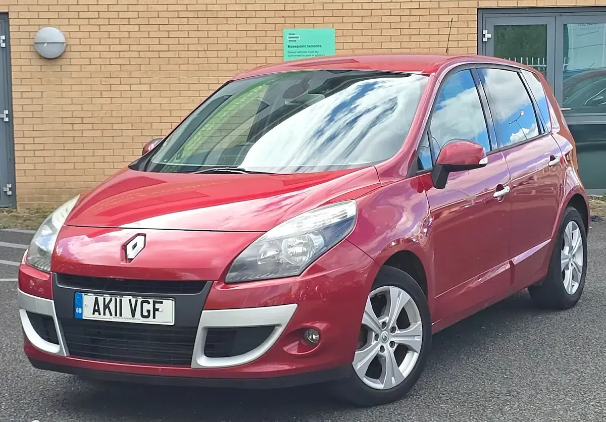 Used Renault Scénic Dynamique 2011 Red MPV
