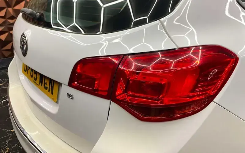Used Vauxhall Astra Design Edition 116 HP (85 kW) 2015 White Estate