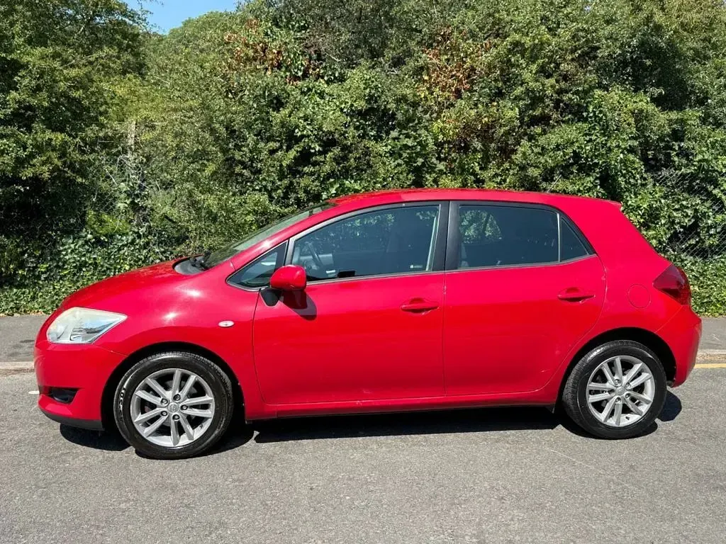 Used Toyota Auris 100 HP (73 kW) 2008 Red Hatchback
