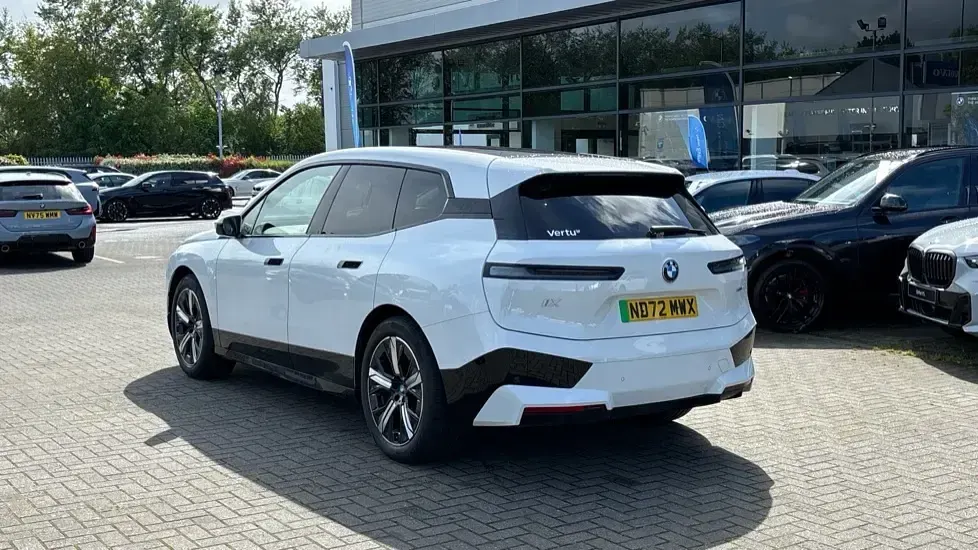 Usado BMW iX M Sport 236 kW (322 CV) 2022 Blanco SUV