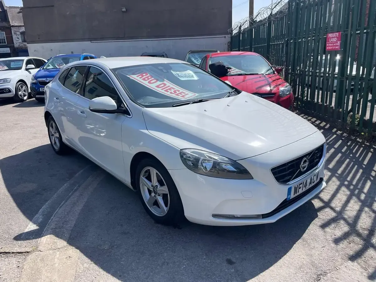 Used Volvo V40 SE 115 HP (84 kW) 2014 White Hatchback