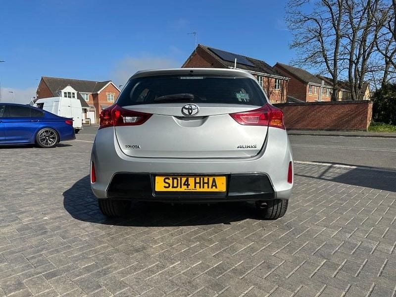 Usado Toyota Auris 2014 Prateado Citadino