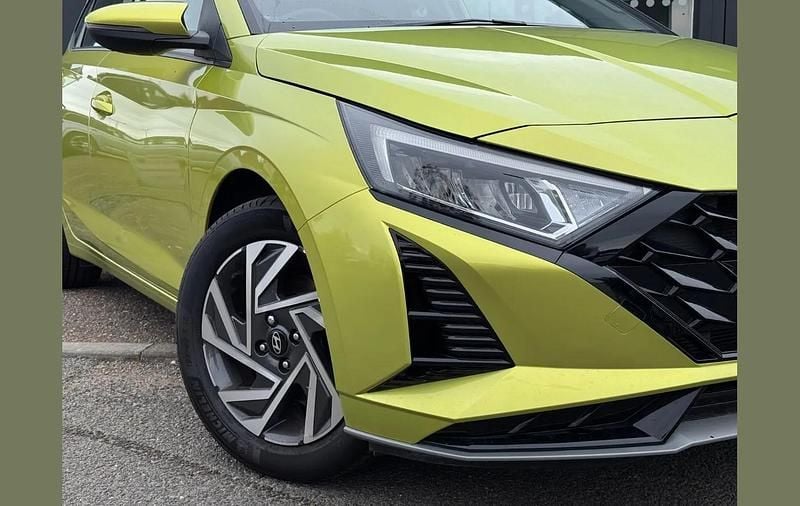 Used Hyundai i20 Advanced 99 HP (72 kW) 2024 Yellow Hatchback