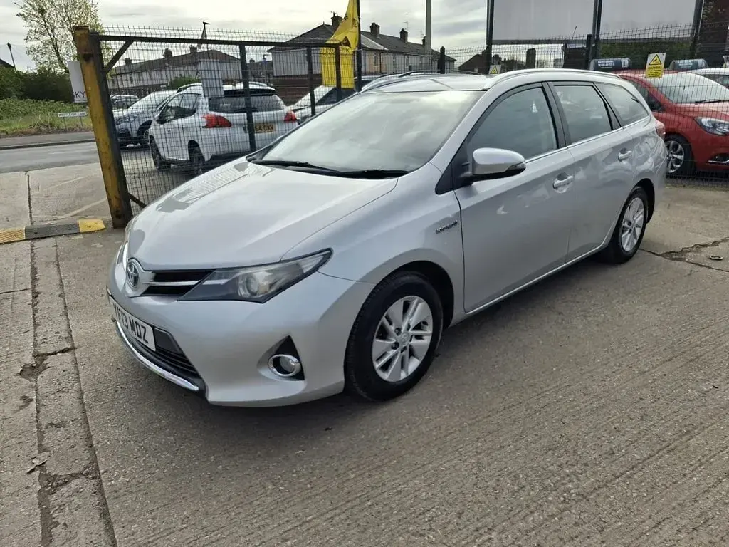 Used Toyota Auris Hybrid 136 HP (100 kW) 2013 Silver Estate