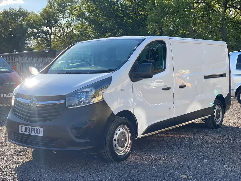 Used Vauxhall Vivaro 120 HP (88 kW) 2019 White MPV