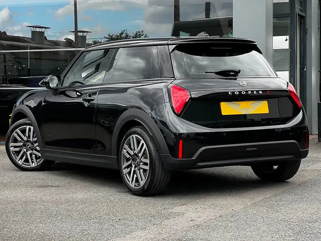 Used Mini Cooper Classic 204 HP (150 kW) 2024 Black Hatchback