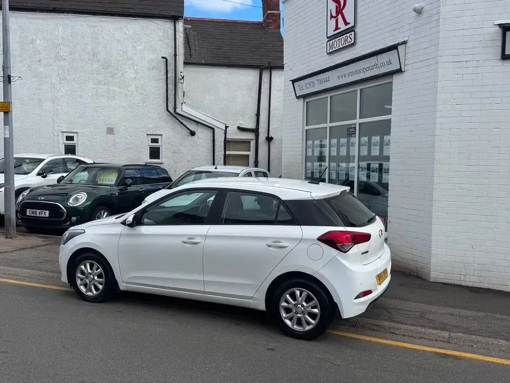 Used Hyundai i20 SE 84 HP (61 kW) 2017 White Hatchback